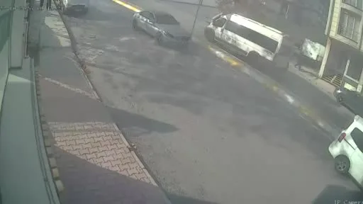 Esenyurt’ta bir cadde kazaları ile sürücülerin korkulu rüyası oldu: O anlar kamerada