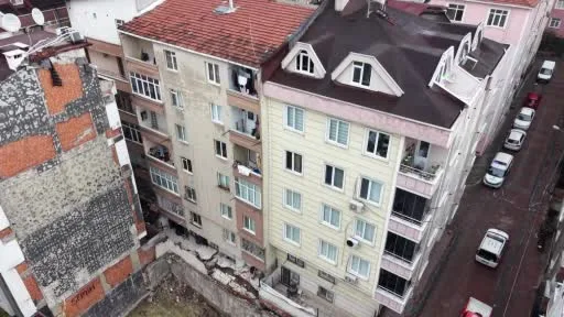 Bahçelievler’de zemininde çökme olan binalar dronla havadan görüntülendi