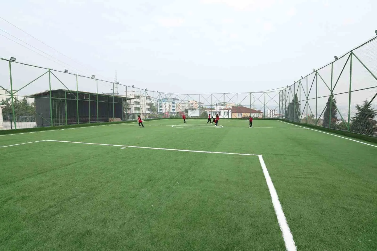 Diliskelesi’nde park ve halı saha yenileme çalışmaları sürüyor