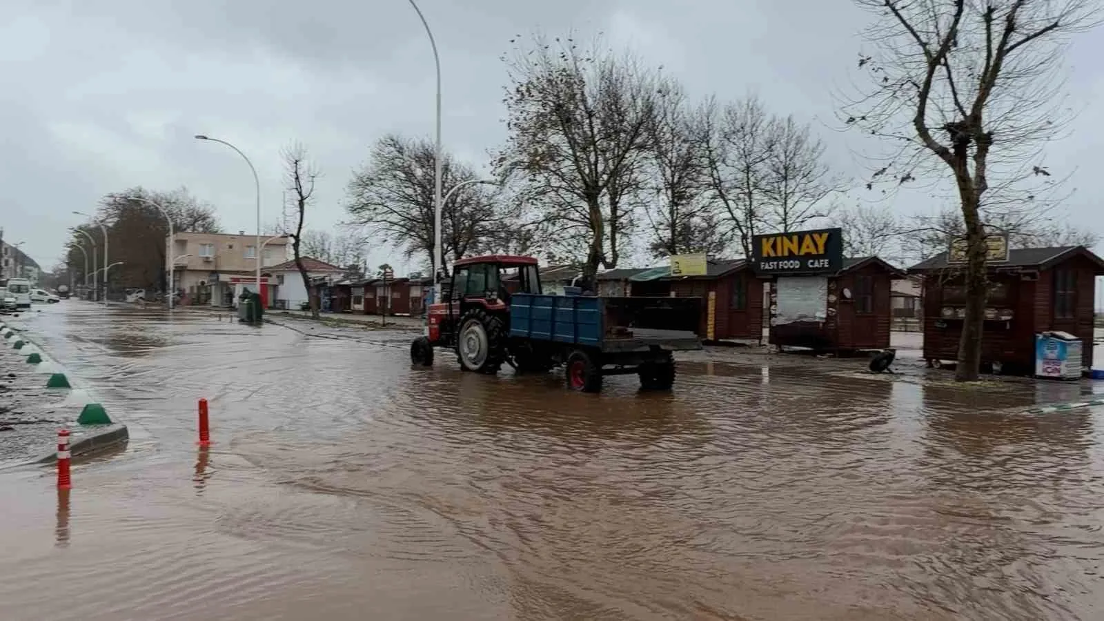Karacabey’de yollar göle döndü, denize çıkamayanlar evlerinin önünden balık tuttu