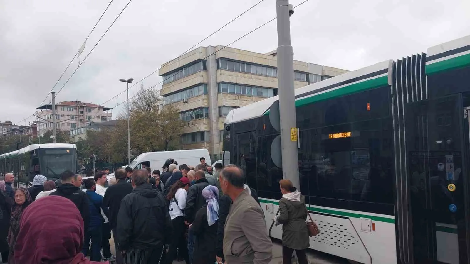 Kocaeli’de tramvayın çarptığı 2 kadından biri ağır yaralandı