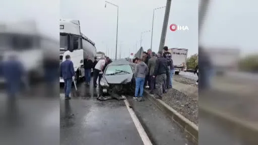 Kazaya denk gelen doktor, yaralı sürücünün yardımına koştu