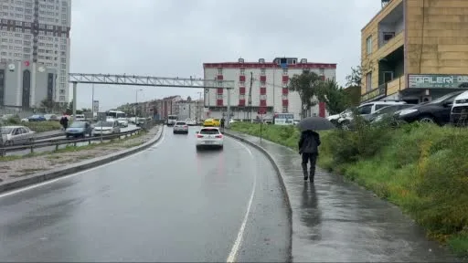 Çocuklarını kenara iterek kurtaran anne, devrilen minibüsün altında kalarak hayatını kaybetti