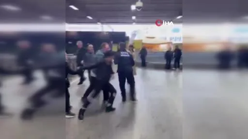 İstanbul’da metrobüs durağında kavga: Güvenlik görevlisi tartıştığı kişiye tekme attı