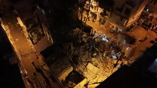 Beyoğlu’nda çöken metruk bina böyle görüntülendi