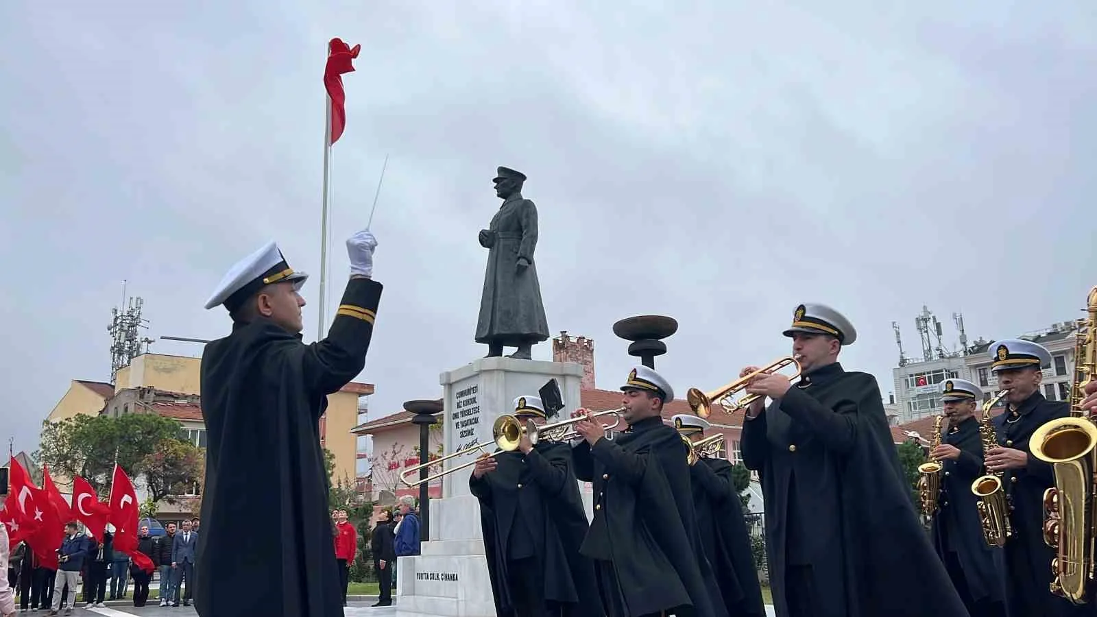 Çanakkale’de Cumhuriyet Bayramı coşkusu çelenk töreniyle başladı
