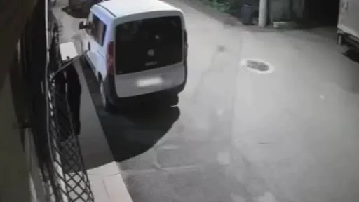 Korkuluğa asılan kıyafetleri beğenip alan kadın kameraya yakalandı