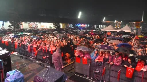 Osmangazi’de Cumhuriyet coşkusu Göksel’in şarkılarıyla taçlandı