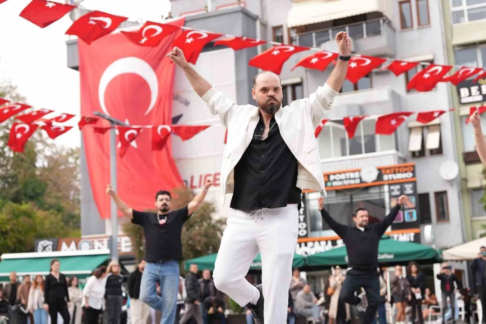 Davul zurna sesleri yükseldi, 41 kişi zeybek oynadı