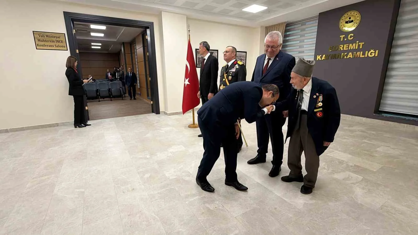 Cumhuriyet Bayramında, Kore Gazisi’ne gösterilen saygı tebrikat törenine damga vurdu