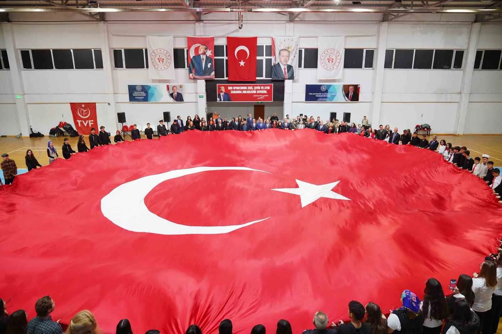 Ayvalık’ta Cumhuriyet coşkusu salonlara sığmadı