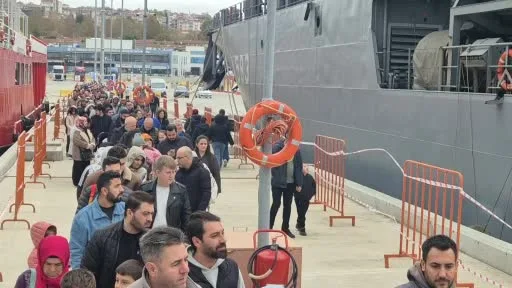 Kuyruğun sonu görünmedi: Gemiye akın ettiler