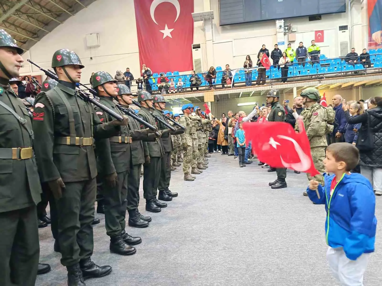 Edirne’de Cumhuriyet coşkusuna bayraklı küçük çocuk damga vurdu
