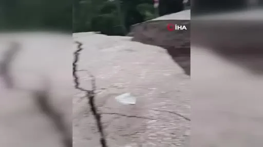 Gönen’de yoğun yağış yolu çökertti: Ulaşım tamamen kesildi