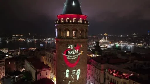 Cumhuriyet’in 103 yıllık ışığı Galata Kulesi’ni aydınlattı