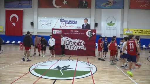Osmangazi’de sporcular Cumhuriyet için ter döktü