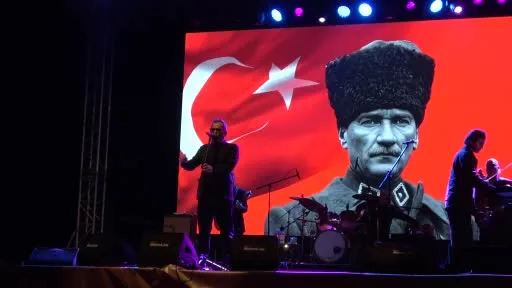 Ayvalık’ta 21. Uluslararası Zeytin Hasat Festivali’nde Feridun Düzağaç sahne aldı