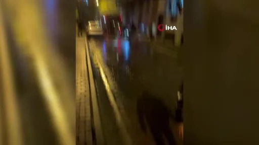 Kağıthane’de 5 katlı binanın çatısı alev alev yandı