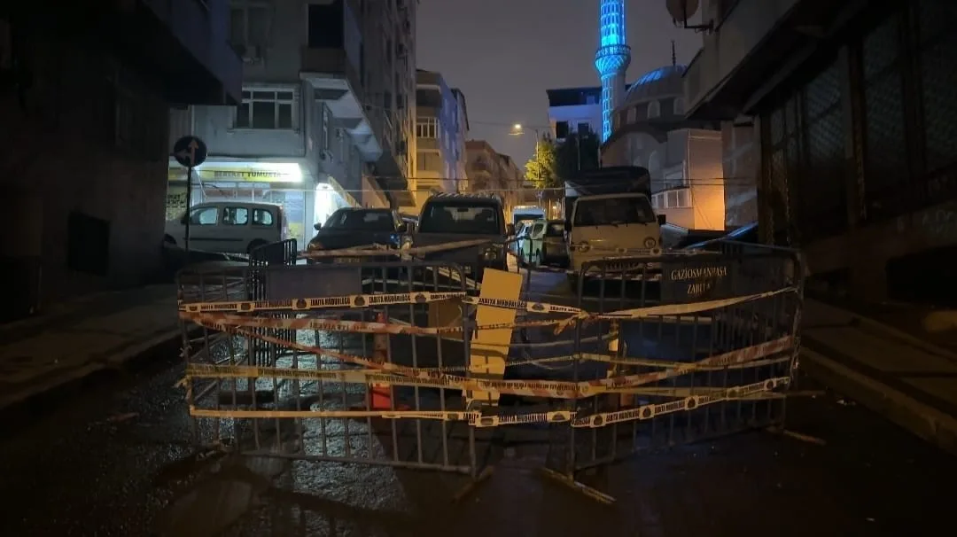 Gaziosmanpaşa’da sağanak sonrası yolda çökme meydana geldi