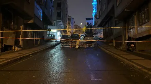 Gaziosmanpaşa’da sağanak sonrası yolda çökme meydana geldi