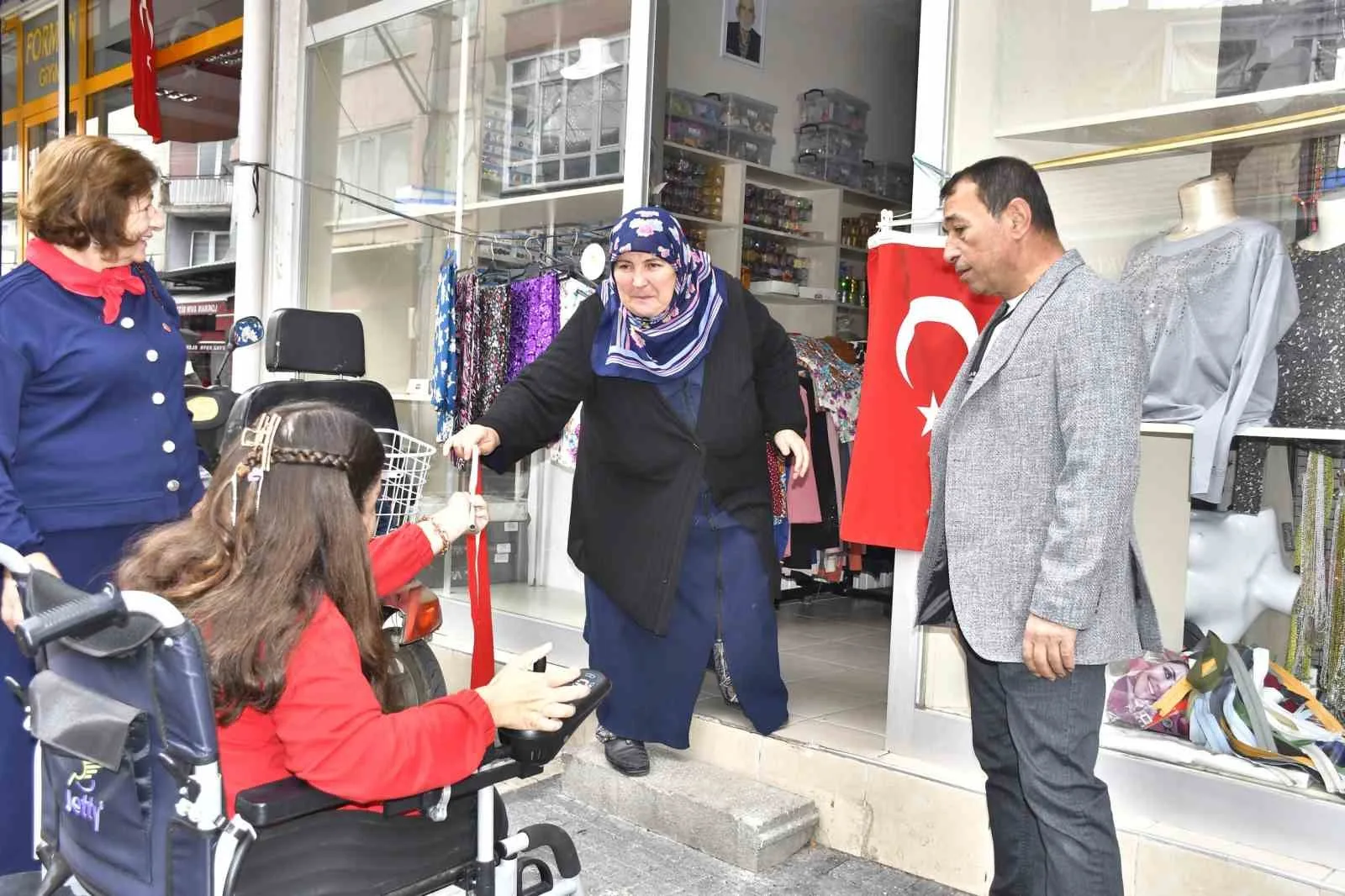 Özel gereksinimli bireyler Cumhuriyet Bayramında esnafa bayrak dağıttı