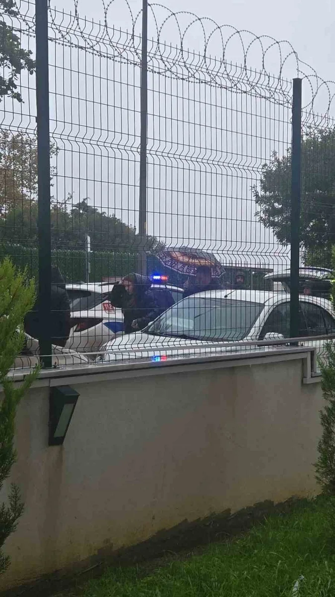 Avcılar’da okul önünde trafik tartışması, öğrenci velisi ayağından vuruldu