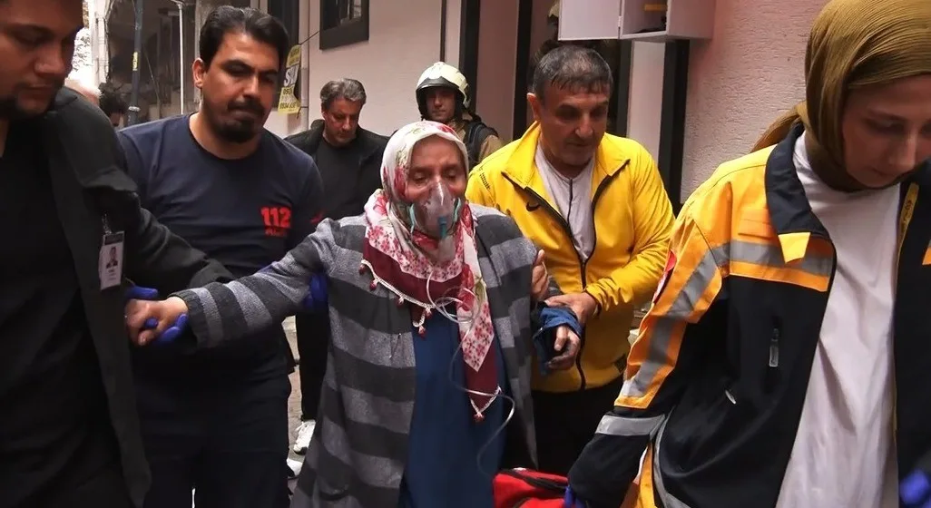 Evde mahsur kalan yaşlı kadının imdanına itfaiye yetişti, dumandan etkilenen 2 kişi hastaneye kaldırıldı