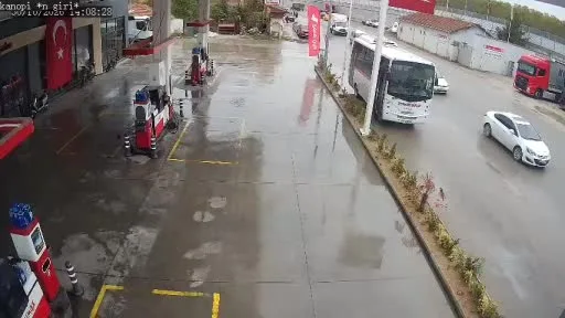 Yakıtı biten aracı at arabasıyla 2 kilometre çekti