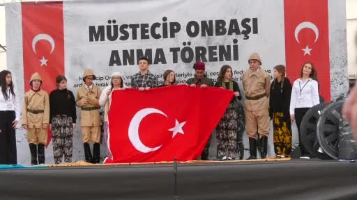 Çanakkale Boğazı’nı geçmek isteyen Fransız Denizaltısını batırmıştı, mezarı başında anıldı