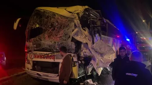 Edirne Kapıkule Sınır kapısı yolunda Bulgar plakalı tur otobüsü bir tıra arkadan çarptı