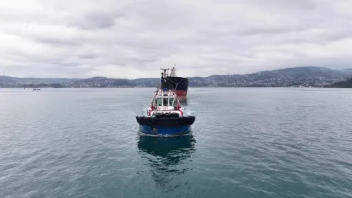 Karadeniz’de İHA saldırısına uğrayan "MV Aroyat" İstanbul Boğazı’ndan geçti