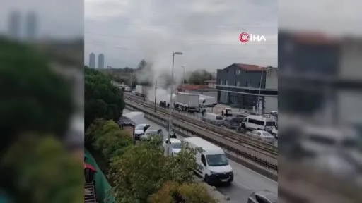 Sultangazi’de seyir halindeki kamyon alev aldı