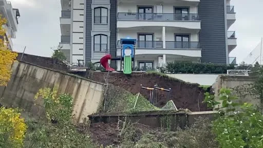 İstinat duvarı çöktü, kayan toprak çocuk parkını yuttu